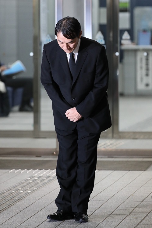 保釈され、警視庁東京湾岸署前で頭を下げるピエール瀧（時事通信フォト）