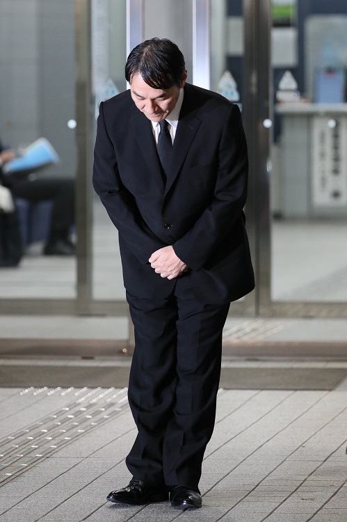 保釈され、警視庁東京湾岸署前で頭を下げるピエール瀧（時事通信フォト）