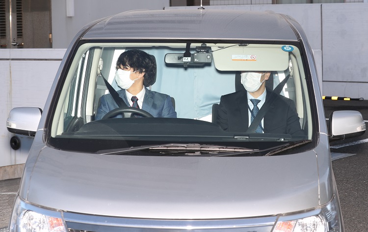 沢尻エリカ容疑者を乗せ送検のため警視庁東京湾岸署を出る車（時事通信フォト）