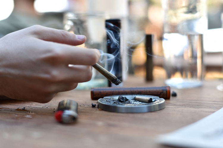 2019年10月、ウェストハリウッドにアメリカ初の大麻が吸えるカフェがオープンしたが……（ABACA PRESS/時事通信フォト）