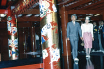 天皇として沖縄を初訪問された1993年4月、首里城を見学される上皇陛下と美智子さま(撮影/五十嵐美弥)