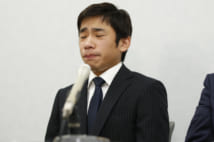 涙ながらに被害を訴えた織田信成(共同通信社)
