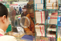「年末ジャンボ宝くじ」の売り場(時事通信フォト)