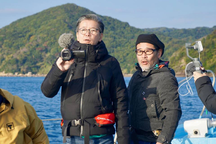 佐賀の人気ユーチューバーと釣りを楽しんだ藤村忠寿氏（右）と嬉野雅道氏