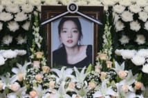 ク・ハラの死を悼みソウル市内の病院に設けられた祭壇(AFP=時事)
