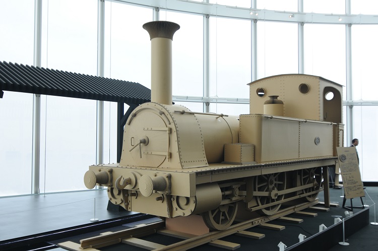 アーティスト・島英雄さんがダンボールで制作した一号機関車