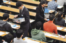 大学入試センター試験で、受験生にリスニング用の機器を配布(共同通信社)