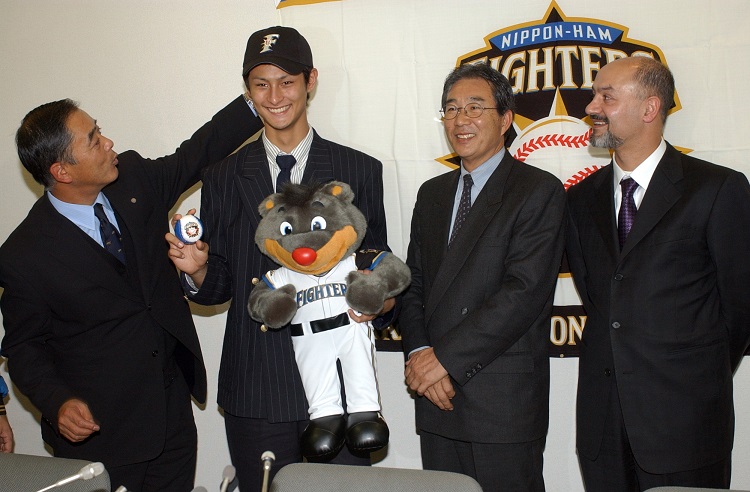 2004年12月17日にダルビッシュ有投手（左から2人目）は日本ハムと仮契約を結んだ（時事通信フォト）