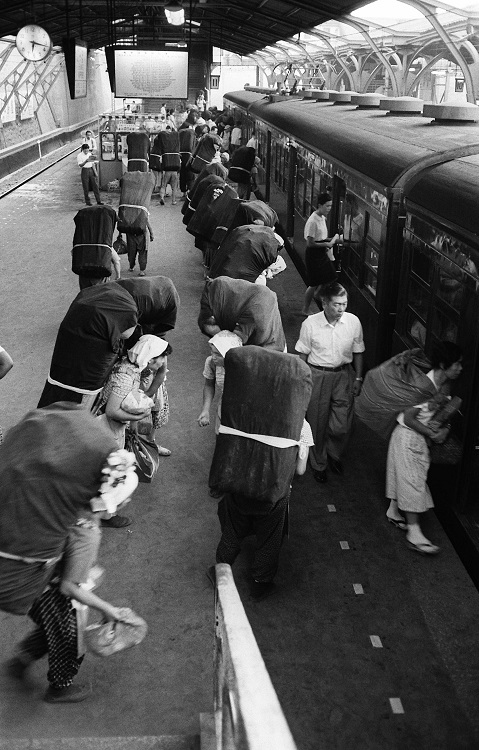 1960年代の日暮里駅では、大きな荷物を背負って行商にゆく女性たちの姿が多く見られた（時事通信フォト）
