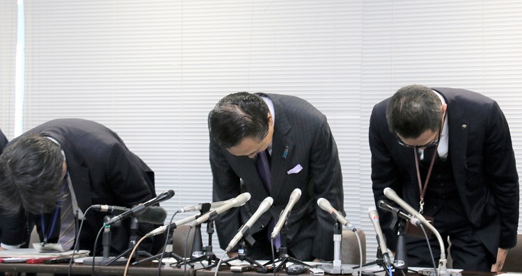 県庁のハードディスクが転売された問題で、頭を下げる神奈川県の黒岩祐治知事（中央）ら（時事通信フォト）