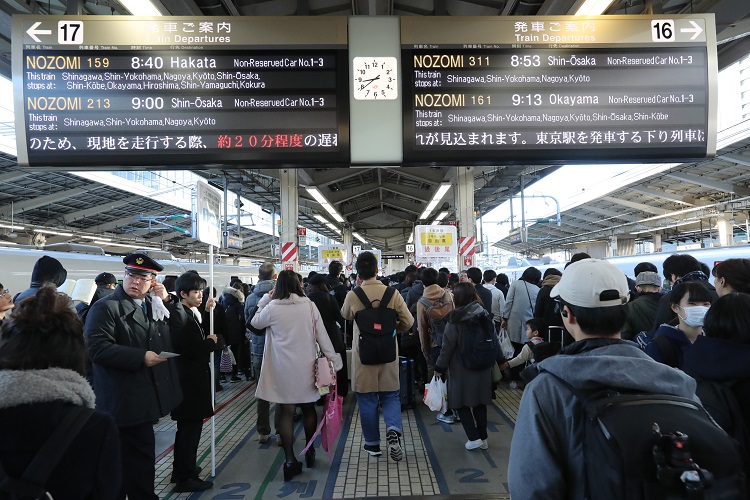 帰省客で混雑する東京駅（時事通信フォト）