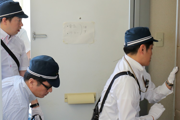 京都府警が家宅捜索した青葉真司容疑者の自宅。ドア内側に「電気　クーラー　消す」と書かれた紙が張られていた（時事通信フォト）