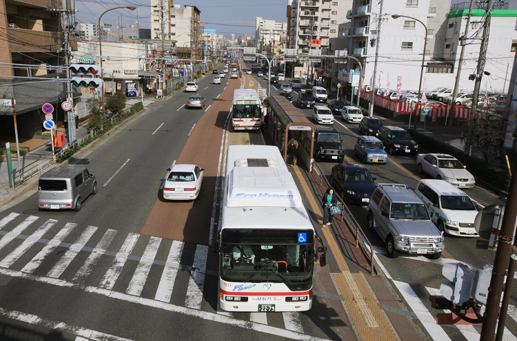 名古屋市内を走る名鉄バス（手前）と名古屋市営バス（時事通信フォト）