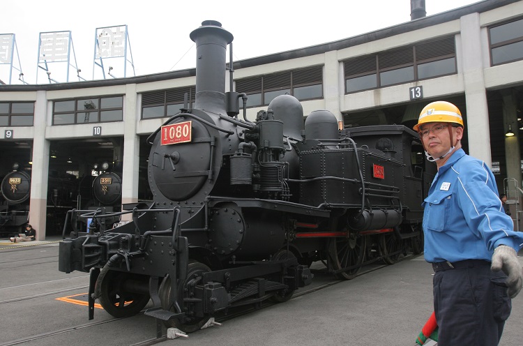2009年、梅小路蒸気機関車館（当時）で修復公開された明治の英国製蒸気機関車1070形「ネルソン」（時事通信フォト）