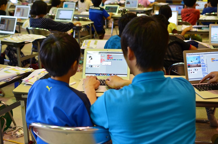 2020年必修化を見越して2016年に開催された小学生向けプログラミング教室（時事通信フォト）