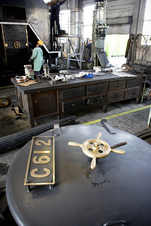 2010年、SLの修繕作業が行われている梅小路蒸気機関車館（当時、京都市下京区、時事通信フォト）