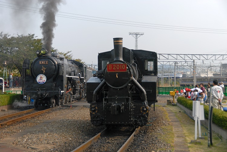 梅小路蒸気機関車館（2007年当時）で走る機関車B2010とC622（時事通信フォト）