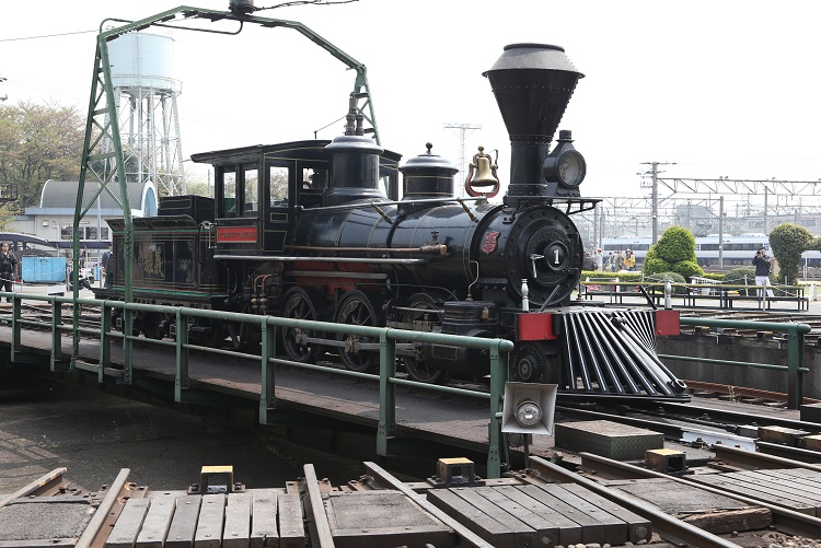 7100形蒸気機関車「義経号」（時事通信フォト）