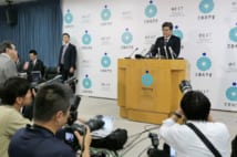 英語民間試験の導入見送りを発表する萩生田光一文科相(時事通信フォト)