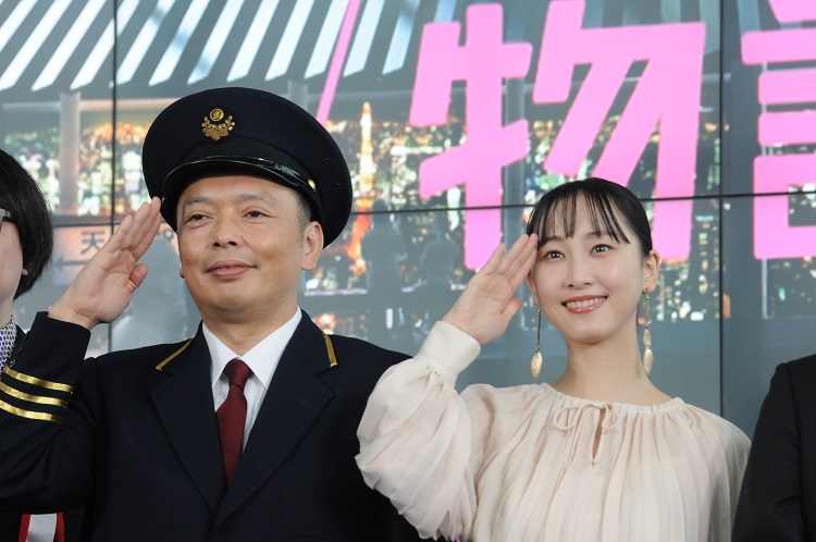 「特別展　天空ノ物語」オープニングセレモニーでの中川家礼二（左）と松井玲奈