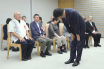 ハンセン病患者・元患者の家族らと面会し、頭を下げる安倍晋三首相(時事通信フォト)