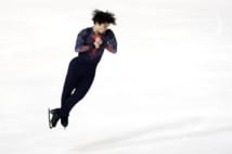 仏杯フィギュアスケートのショートプログラムでジャンプをする宇野昌磨(写真/時事通信社)