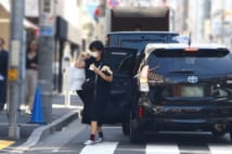 大きな紙袋を持って出てきた優香
