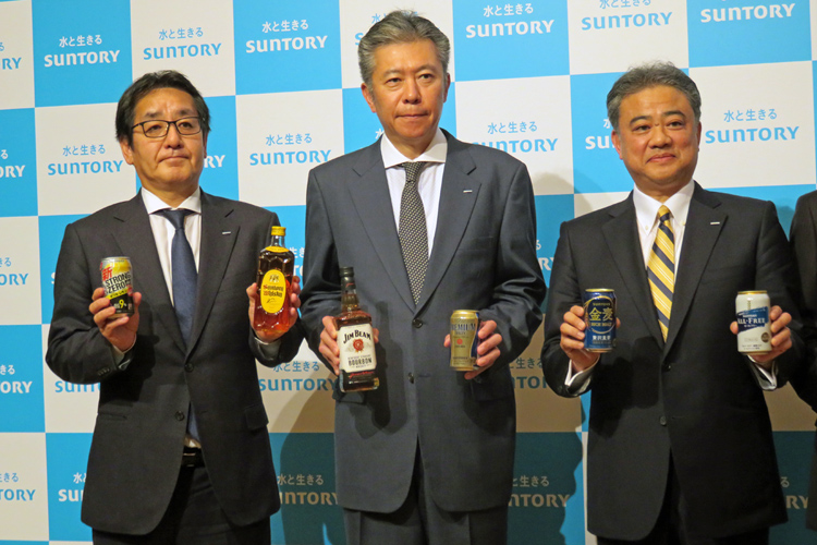 神田秀樹・サントリースピリッツ社長(左)、鳥井信宏・サントリーホールディングス副社長(中央)