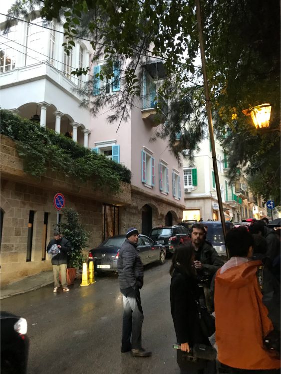 レバノンの首都・ベイルートにあるゴーン氏の自宅前。報道関係者が殺到していた