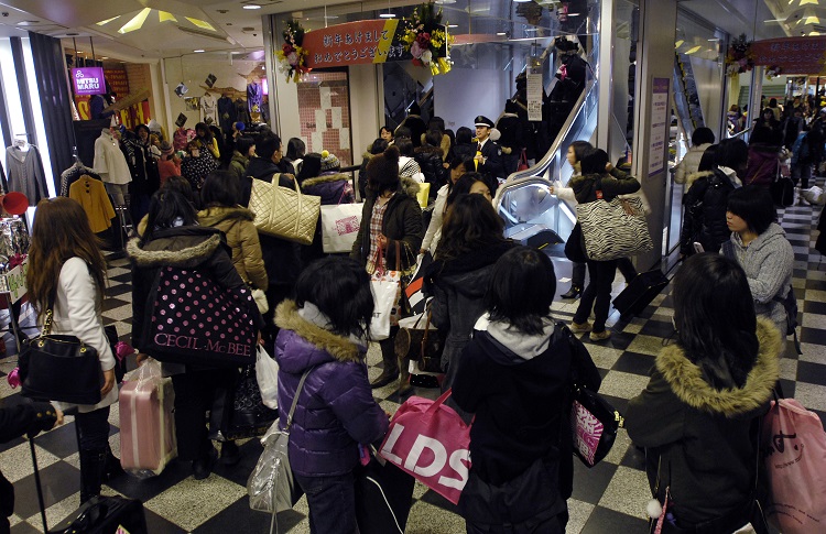 2008年「渋谷109」新年初売り。一番乗りの女性3人組は元日の朝10時から並び、ビル側は午前11時の開店予定を7時半に繰り上げた。午後1時までに4万人が訪れた（時事通信フォト）