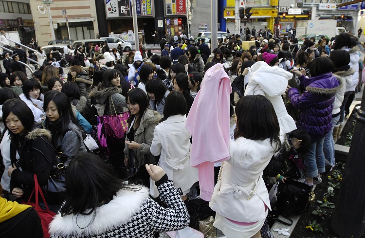 2008年、渋谷109前の路上で福袋の商品の交換を求める女性たち（時事通信フォト）