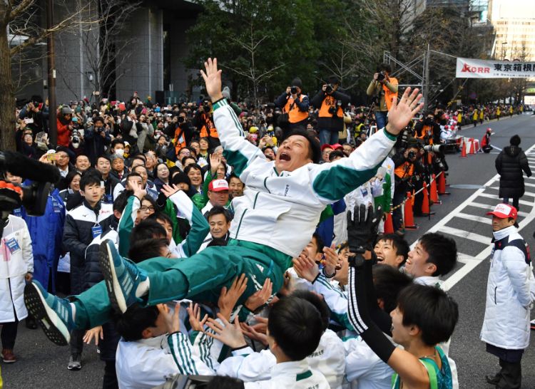 箱根駅伝4連覇で胴上げされた原監督（2018年、時事通信フォト）