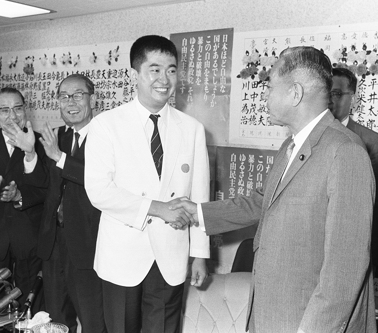 1968年、全国区でトップ当選した自民党新人の石原慎太郎氏（左）は35歳だった（時事通信フォト）