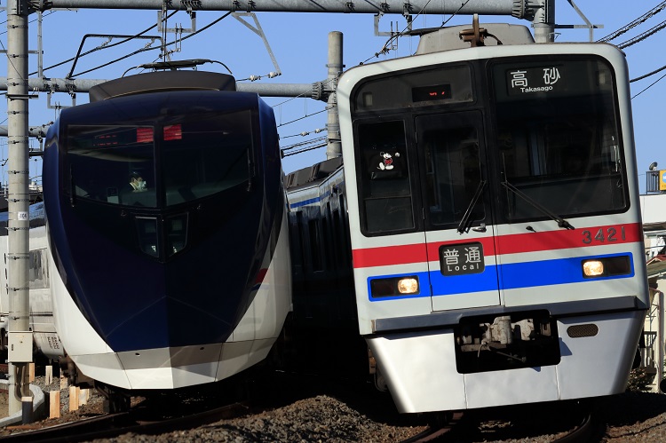 京成電鉄3400形とAE形スカイライナー（時事通信フォト）
