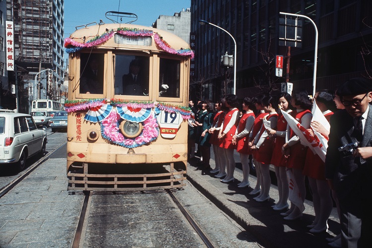 1971年03月17日、宝町一丁目停留所から発車するさよなら都電（時事通信フォト）